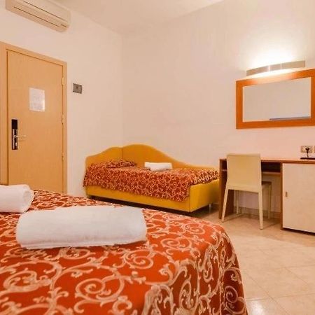 Hotel Ivana Misano Adriatico Esterno foto