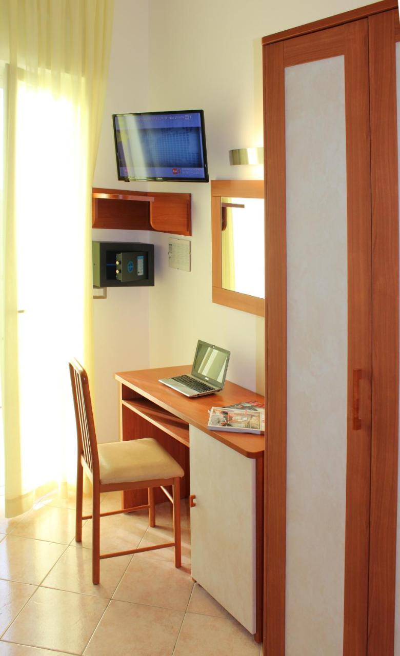 Hotel Ivana Misano Adriatico Esterno foto