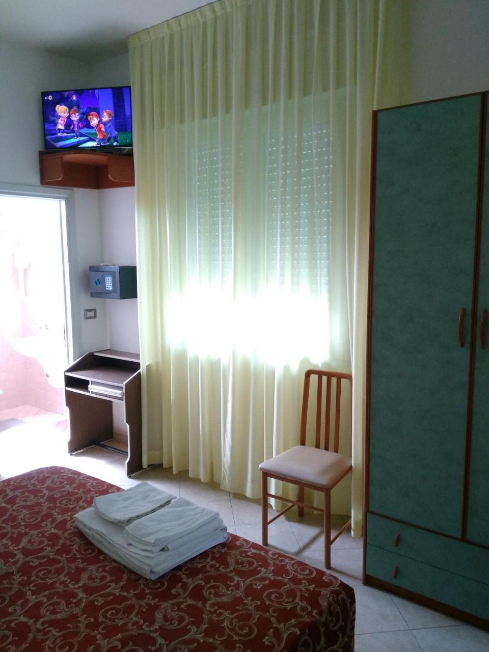 Hotel Ivana Misano Adriatico Esterno foto