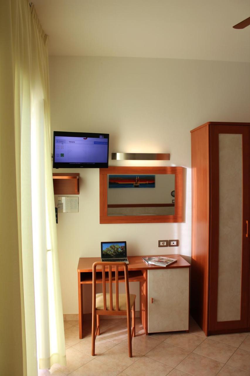 Hotel Ivana Misano Adriatico Esterno foto