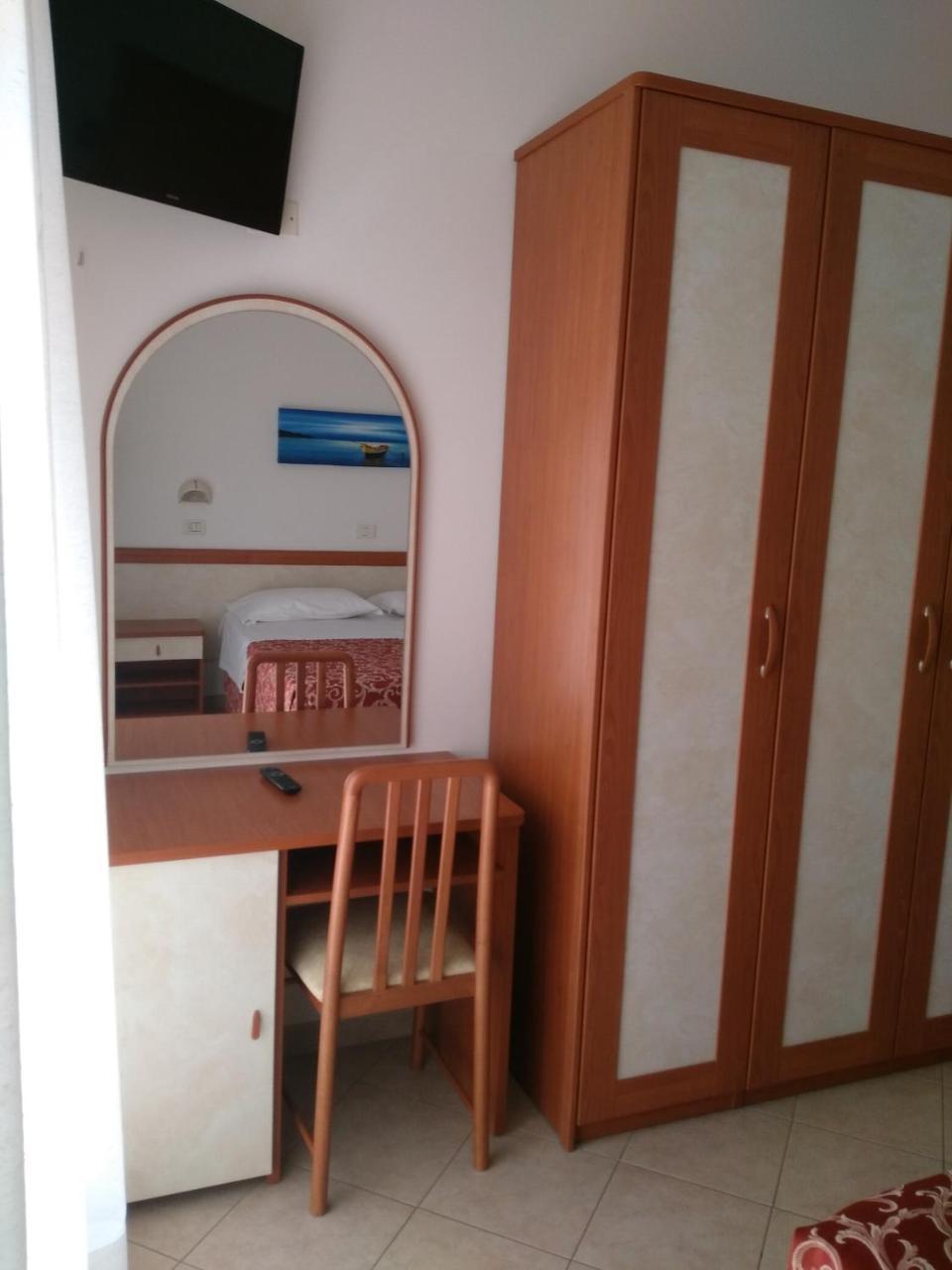 Hotel Ivana Misano Adriatico Esterno foto