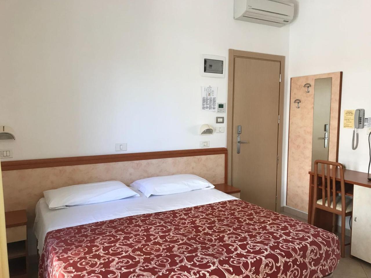 Hotel Ivana Misano Adriatico Esterno foto