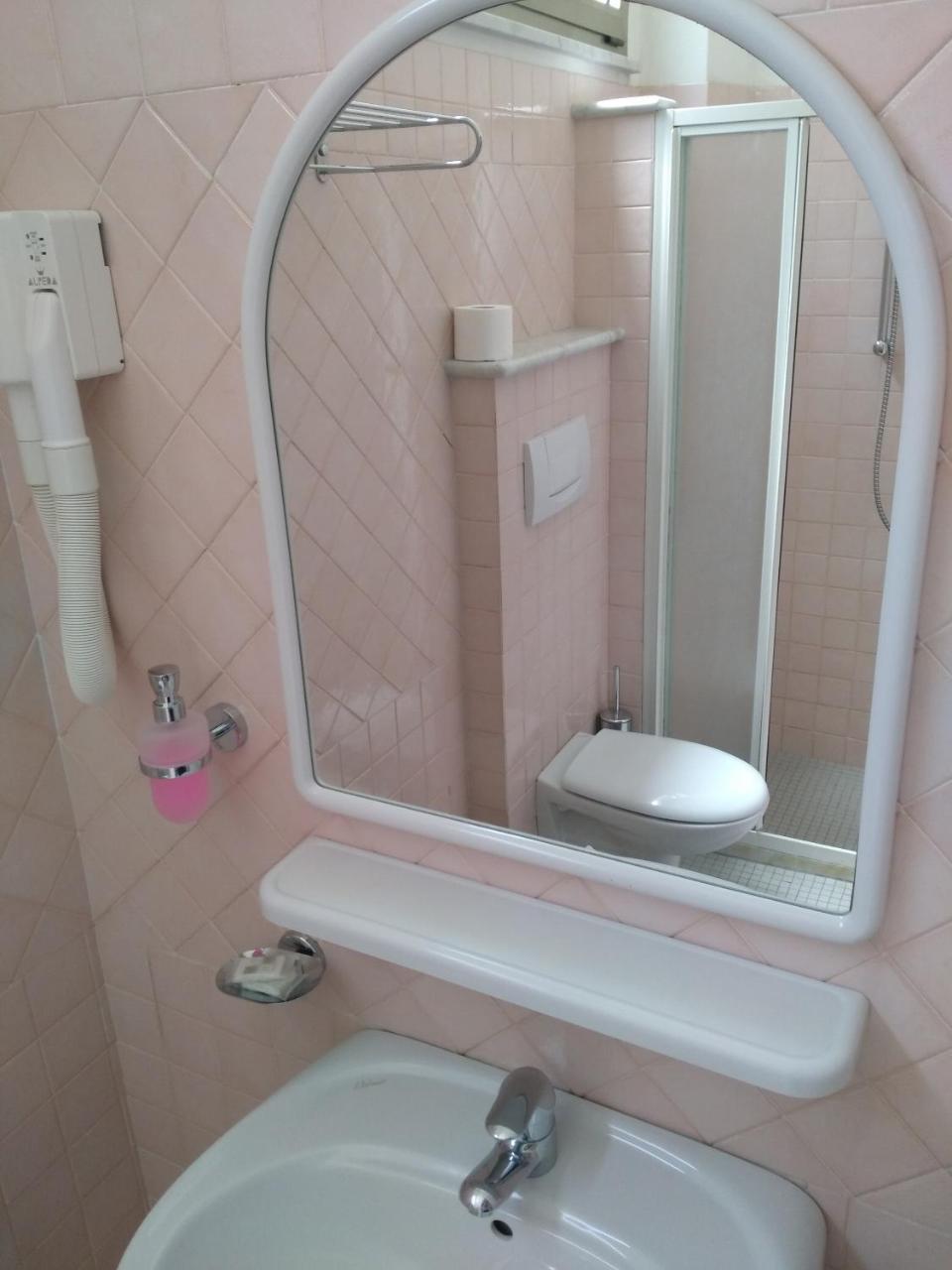 Hotel Ivana Misano Adriatico Esterno foto
