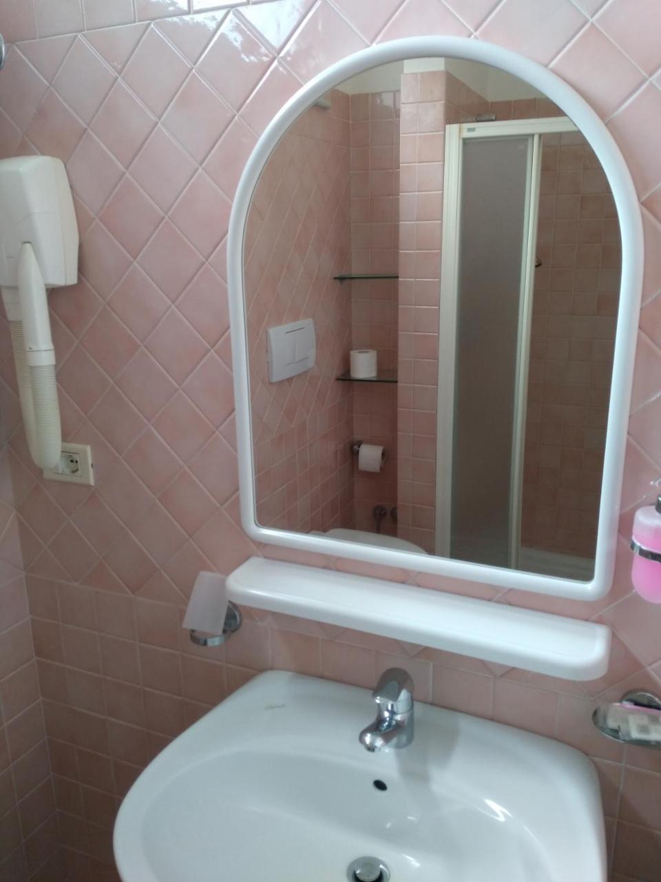 Hotel Ivana Misano Adriatico Esterno foto
